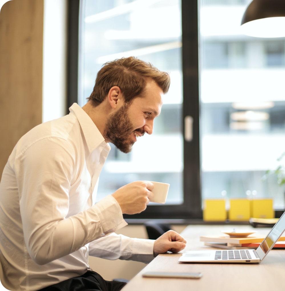 hombre estudia Data Science con clases en vivo y a remoto.