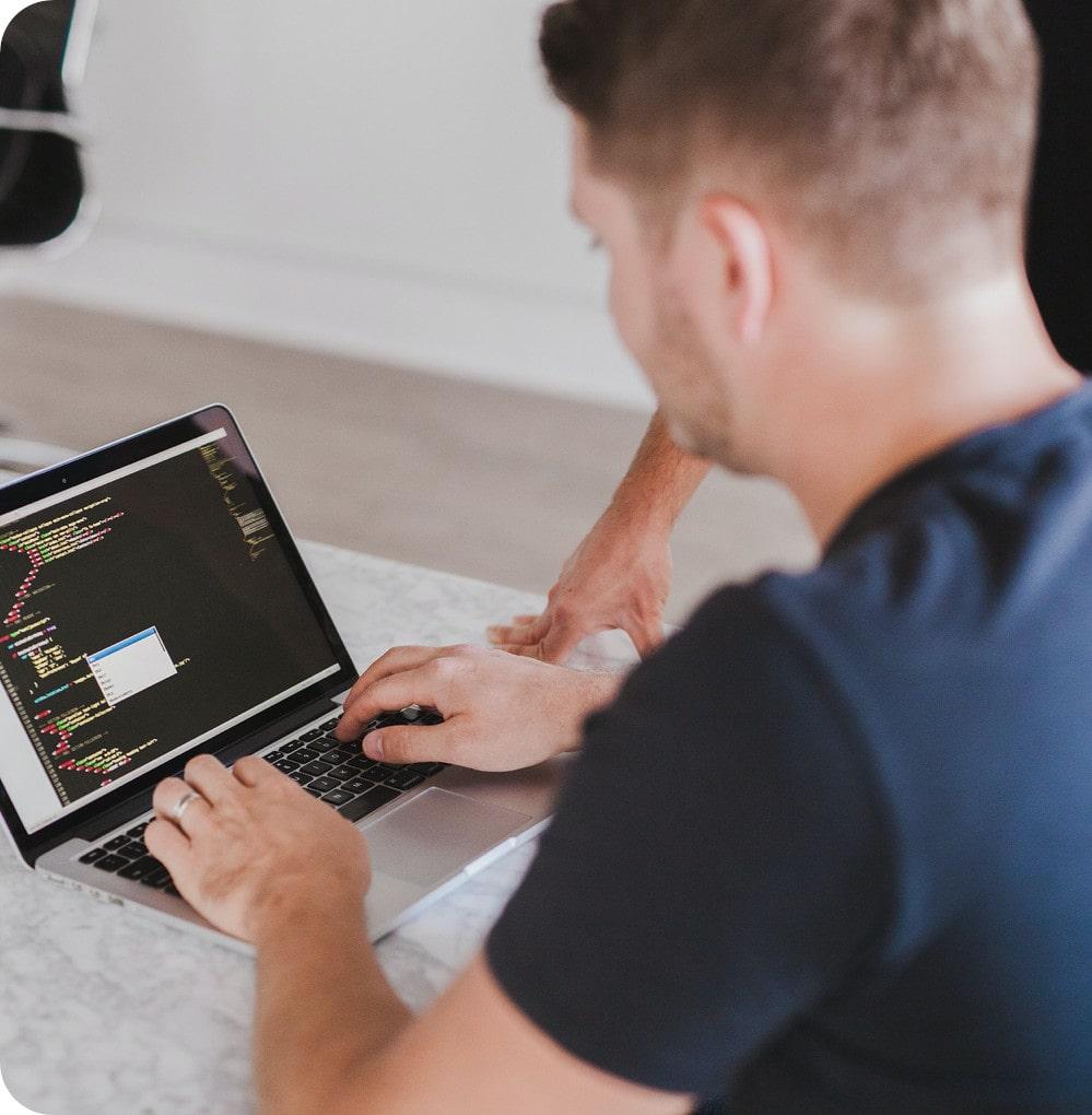 hombre asiste a clase de programación en vivo y a remoto.