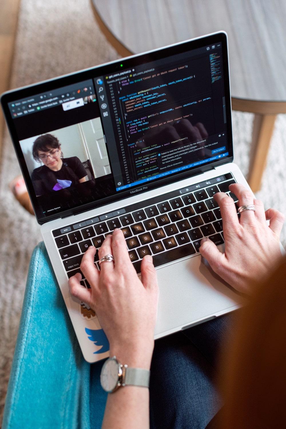 Mujer asiste a clases con otras personas en la carrera de Data Science